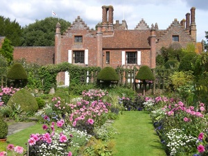 CheniesManorHouse_01.jpg