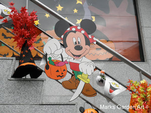 HalloweenDisplay2011_03.JPG